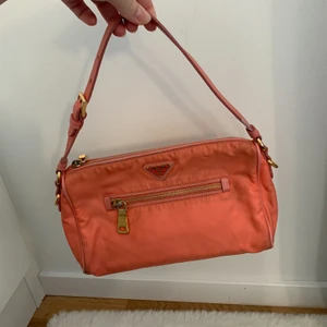 Prada hand bag  - Säljer min otroligt fina Prada väska! Fint skick och certifikation finns så den är äkta. Får tyvärr inte så mycket användning utav den, Köpt på The vintage bar 