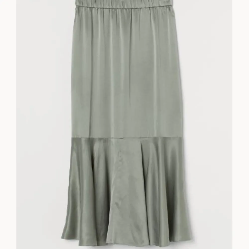 NY och Oanvänd 100% Silk kjol, inköpt för 999kr, Säljer för endast 399kr, tagg kvar på. . Kjolar.