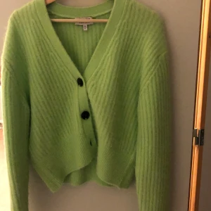 & Other stories kofta - Jättefin ljusgrön, stickad kofta från & other stories. Tröjan är i jättefint skick då jag nästan aldrig använt den. Originalpris 900kr
