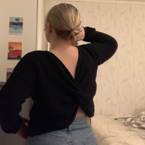 Hollister tröja - En fin stickad tröja från Hollister! Nästan aldrig använd så den ser helt ny ut🥰 köparen står för frakten,60 kr❤️ skriv om ni vill veta något mer eller ha fler bilder! 