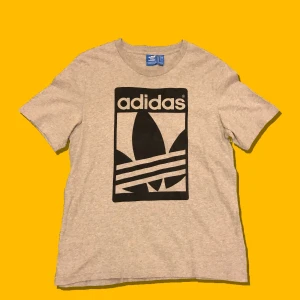 Adidas T-Shirt - Storlek: S (pit to pit 41cm).                                                         Skick: 8/10 Använd men utan defekter.                                     Färg: Grå/Svart.                                                                           KÖP NU: 80kr eller kom med bud! Frakt tillkommer (63kr) 