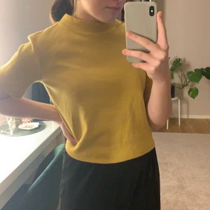 Polotröja  - Stickad senapsgul polotröja från zara i storlek M! Lite tajtare modell men superskönt! Pris 50 kr + frakt🧡