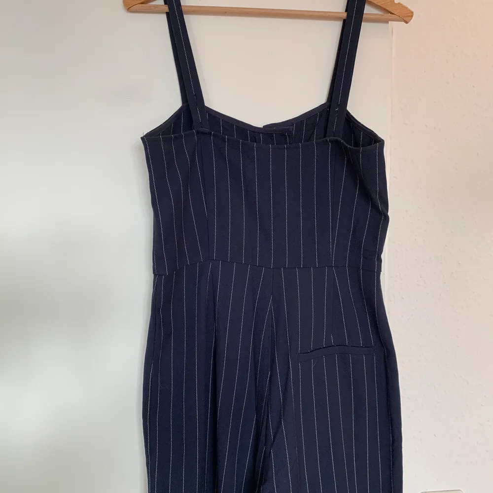 En väldigt skön och figursydd marinblå byxdress/jumpsuit. Benen är vida och banden går att justera, man kan även sätta banden i kryss. Man får absolut plats med att ha nånting snyggt under även! Skick: 4 av 5. Hel och ren! . Jeans & Byxor.