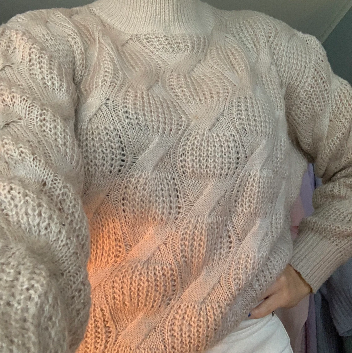 Beige mönsterstickad tröja