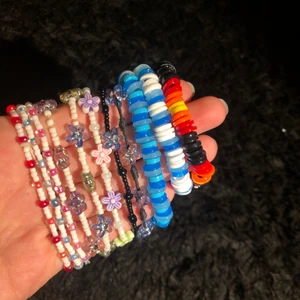 Egengjorda armband  - Säljer dessa egengjorda armband av olika slag pärlor. Det finns en massa olika färger och designs att välja mellan. 