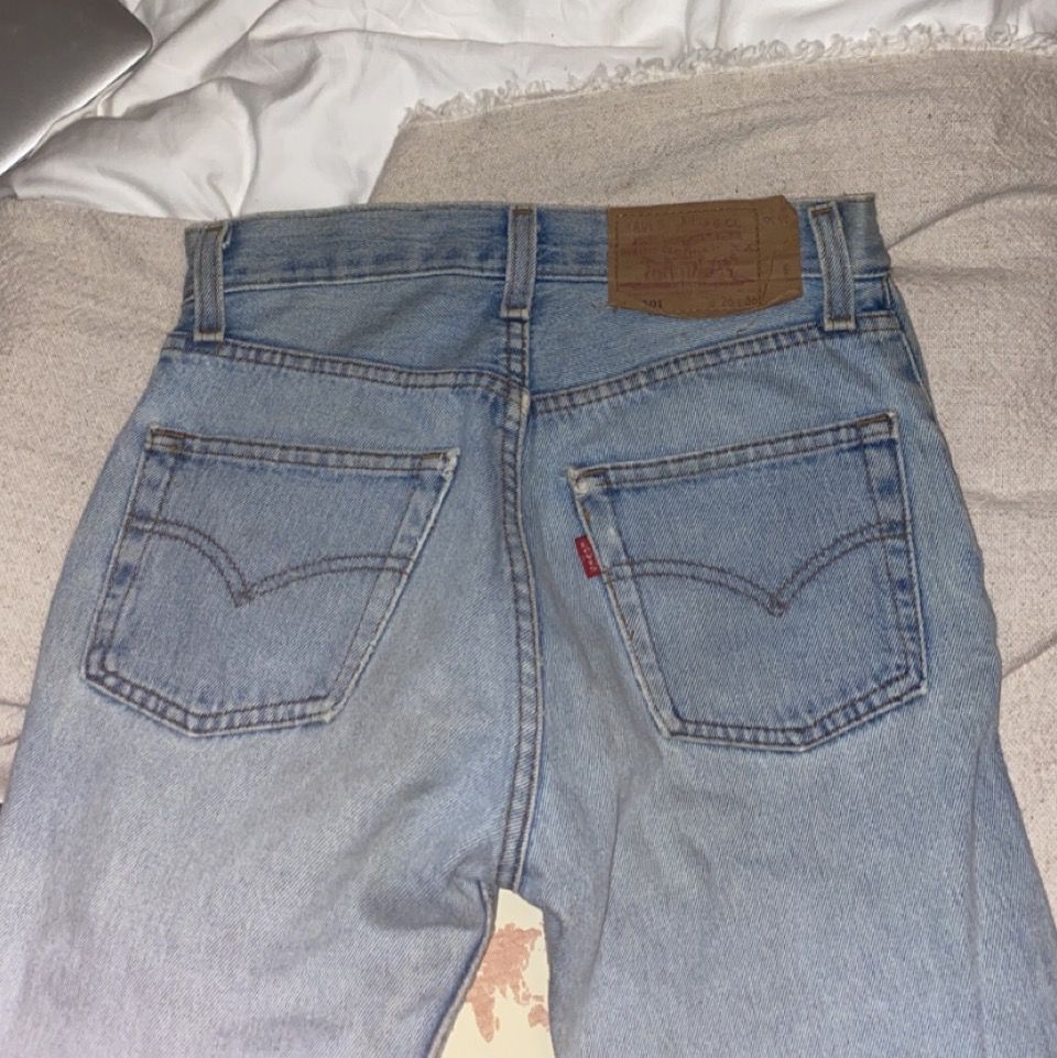 Säljer dessa fina vintage Levis 501 jag köpte på Plick men de var för små tyvärr. Första bilden lånad, Frakt 63🥰Buda I kommentarerna💞MIDJEMÅTT 68cm och INNERBENSLÄNGD 83cm💕budgivning slutar söndag kl 12. Jeans & Byxor.