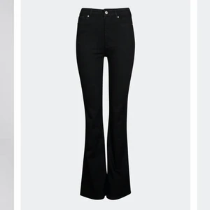 Sarta bootcut jeans - Hej! Säljer mina bootcut byxor för 120 spänn. Helt oanvända för att de inte kommer till någon användning. Är 163.5 cm och har strl S. Köptes för 599kr på cubus. Hör av dig på sms för bilder på. Köparen står för frakten!