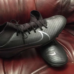 Fotbollsskor - Mercurial superfly 7 konstgräs - Mercurial superfly 7 konstgräs Jättebra skick, endast använda 1 gång - jätte lätta och bekväma. Storlek 42,5. Kan skickas omgående. 450kr inkl frakt annars bud