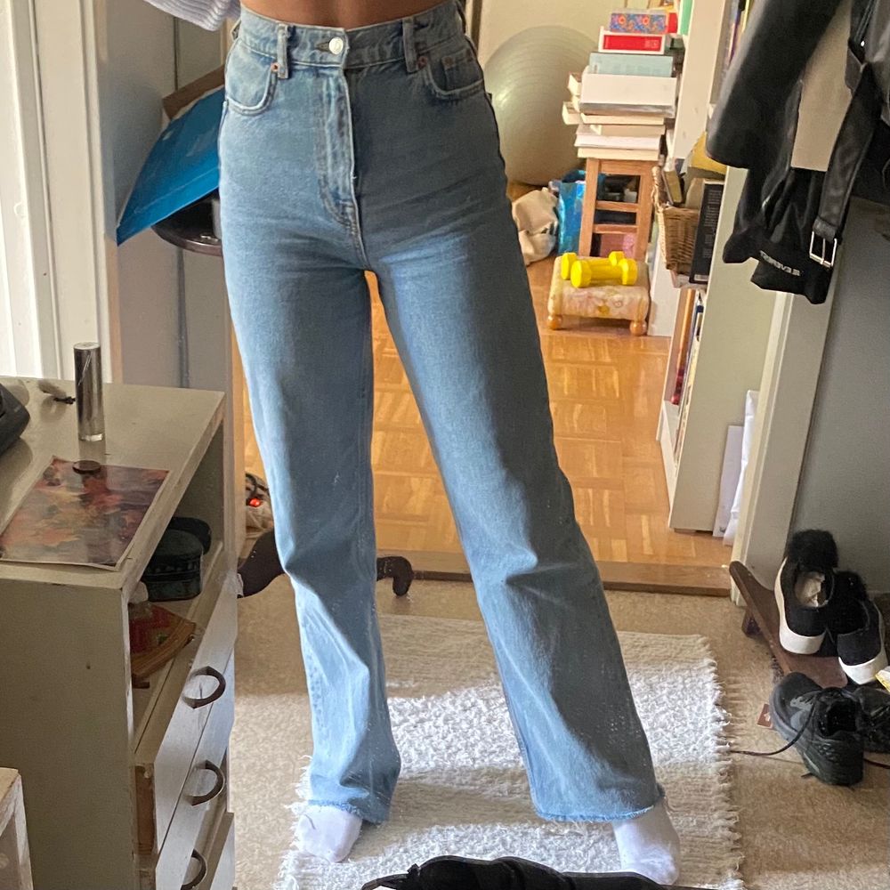 Säljer dessa supersnygga ljusblåa zara jeans som är helt slutsålda! Storlek 34, nypris 400kr💕 i en modell så man ska kunna klippa av dom för att anpassa sin egna längd🥰. Jeans & Byxor.