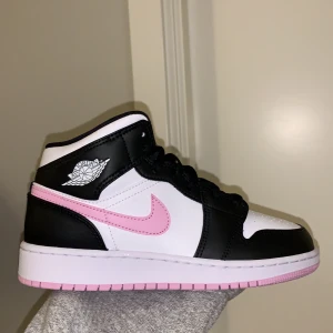 Helt nya jordan 1 ”White Light Arctic Pink” - Splitternya jordan 1 köpta 28 nov på SOLD OUT pop-up butik! I köpet ingår: Skorna, originallådan, Jordan, SOLD OUT och BoR stickers.