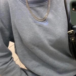 Silvrig kedja - Säljer detta silvriga halsband, OBS bara en kedja. Helt oanvänd, nyskick!!!💜💜