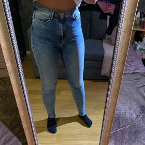 Jeans high waist  - Riktigt högmidjade och bekväma jeans från Forever 21! Inhandlade i USA och nästan helt oanvända! 