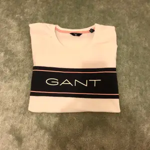 En Gant T-Shirt perfekt att ge bort i julklapp! Har en liten gul fläck vid tröj ärmen (tredje bilden)  som antagligen försvinner efter 1-2 tvättar. Frakten ingår i priset!