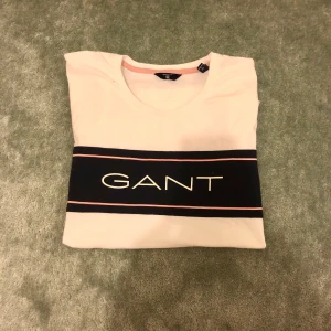 GANT T-Shirt - En Gant T-Shirt perfekt att ge bort i julklapp! Har en liten gul fläck vid tröj ärmen (tredje bilden)  som antagligen försvinner efter 1-2 tvättar. Frakten ingår i priset!