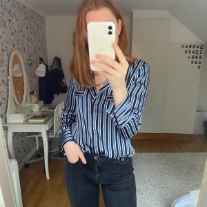 Randig blus - Randig blus i silkesmaterial med slitsar på armarna. Passar bra på mig som är 174 cm lång. 💘FRAKT INGÅR💘