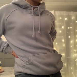 Hoodie - Hoodie från bikbok, lite nopprig men annars fint skick. 100kr eller bud