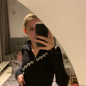 Zara Knit - Säljer denna svarta zip up tröja från zara. Ribbat material. Dragkedja i halsen och på ärmarna. Använd få gånger. Köparen står för frakten. 