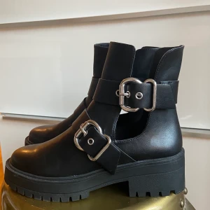 BOOTS - Asnajs boots från hm som jag bara användt 1 gång, säljer pga kmr ej till användning!