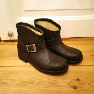 Kängor  - Säljer mina kängor i svart läder. Fint skick och använda få gånger, köpte dem för att åka mc i men de har tyvärr fått stå istället. Skorna passar perfekt även som vanliga vardagskängor😊