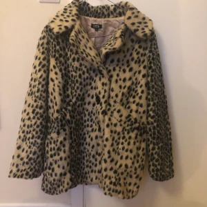 Leopard pälsjacka - Pälsjacka i leopardmönster, ej äkta päls, från BikBok. Fint skick! Inget att anmärka på förutom ev lite skrynklig pga legat nedpackad