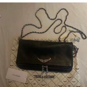 Zadig & Voltaire väska i superbra skick säljes - Säljer min svarta Zadig & Voltaire väska. Svart med silver detaljer. Superbra skick. Dustbag finns. 