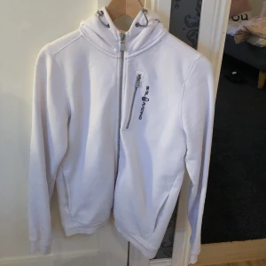 Sailracing zip hoodie - Sailracing hoodie från kidsbrandstore i storlek 170 men sitter lite oversized på mig som valigtsvis har S i tröjor. Nypris 900kr och tröjan är i bra skick! 300 exkl frakt