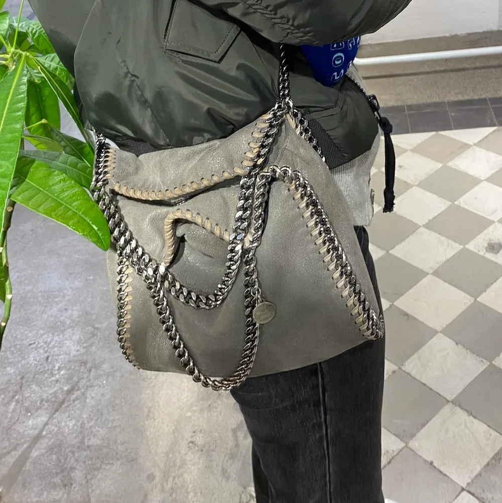 Säljer min stella mccartney falabella mini i grått, storleken är perfekt och väskan har några små defekter som kan visas vid intresse. Väskan har äkthetsnummer och tags följer med💕💕 . Accessoarer.