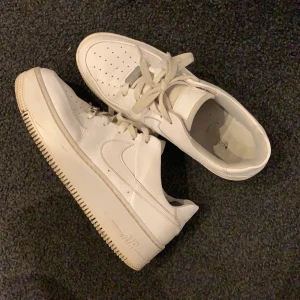 Nike AF1or i strl 39 - Köpte dessa här på Plick men de var tyvärr för små. Notera att de är slitna i hälen. 100kr eller högsta bud!💕
