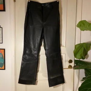 byxor i skinnimitation - ankellånga byxor med rak passform i fake-läder. aldrig använda🌞