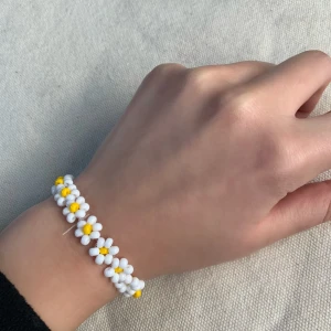 Daisy armband⚡️💛 - Säljer dessa jättefina armbanden med tusensköns-liknande blommor🌼 Tillverkar de själv, därför kan jag göra exakt önskad storlek! Frakt kostar 11kr