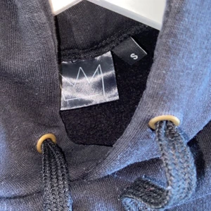 Hov1 hoodie svart, Strl S - Bra skick, inga slitningar ser helt ny ut. Säljer pågrund av att den inte har kommit till så mycket användning. Nypris 600kr