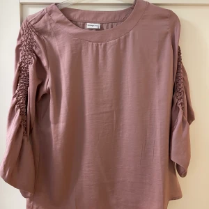 Blus  - Aldrig använd. 