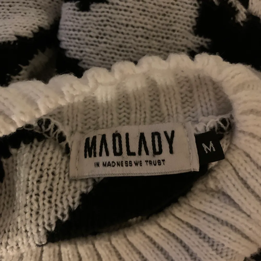 Säljer denna stickade tröja från Madlady i storlek M! . Stickat.