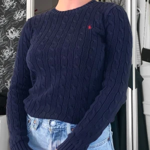Kabelstickad tröja, Ralph Lauren, xs - Superfin marinblå kabelstickad tröja från Ralph Lauren i mycket bra skick. Endast använd ett fåtal gånger.