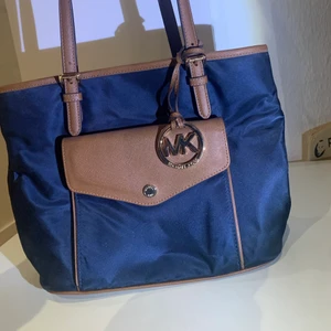 Mk väska  - Jag säljer en blå mk väska aldrig använd, jätte gullig och för billigt pris. Den kostade 1000 om ni är snabba får ni den för 250kr