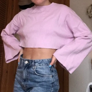 Lila/rosa tröja - Långärmad lila/rosa vidärmad tröja från Zara! Super skön och fin! Inte använd så mkt, frakt tillkommer❤️