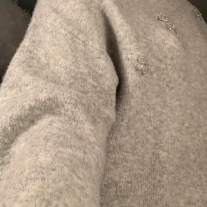 Grå stickad tröja med stjärnor  - En grå stickad tröja med silvriga stjärnor, säljer för 100kr + frakt, använt fåtal gånger så i bra skick. Säljer pga kommer inte till användning 💖