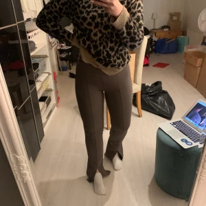 Byxor från Zara - Ett par superfina byxor från Zara med en slits nere vid foten, dem är i storlek L. Aldrig använda!