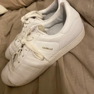 Adidas skor - Knappt använda adidas skor, kollektionen gazelle❤️ passar till nästan allt, perfekt till våren! Fralt tillkommer!
