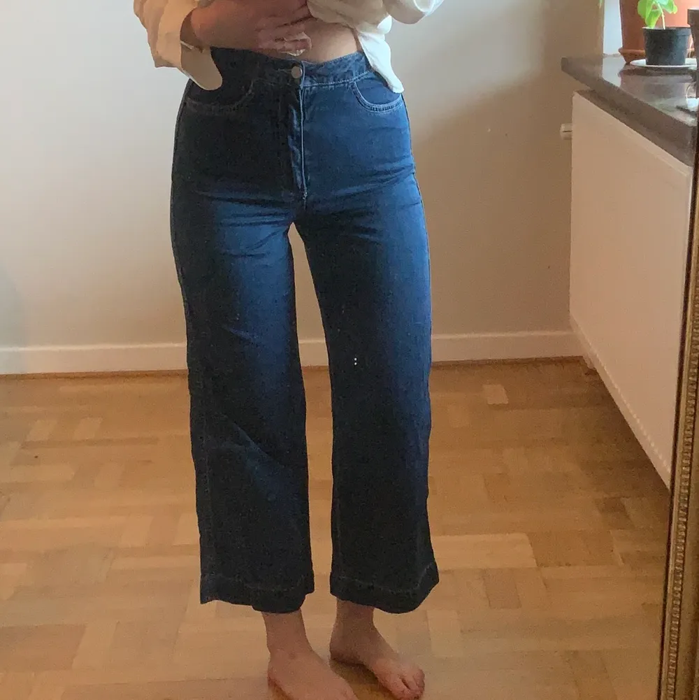 Jeans från weekday i modellen Vida med vita sömmar. Knappt använda. Storlek 34. Jag är 160 som referens. Superfin modell utan fickor bak. Skickar/möts i malmö 🦋🦋. Jeans & Byxor.