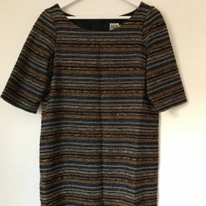 Klänning, Twist & Tango, 38 - Så stilren och snygg, men ändå en släng av hippie? Klänning från Twist & Tango med inslag av tunna silvertrådar och dragkedja i rygg. Väldigt fint skick på denna! Perfekt till nyår, jul, fest eller vardag. Funkar för mycket, men tyvärr för stor för mig.  Storlek 38. Kan mötas i Stockholm eller skicka mot fraktkostnad! ✨🌸✨