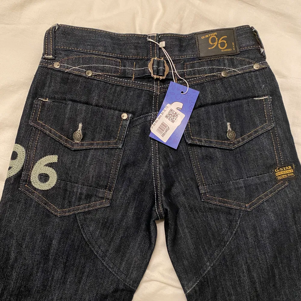Coola jeans köpta från sellpy, stog att de va storlek 29, men är i mycket mindre storlek + väldigt korta 🥶. Jeans & Byxor.