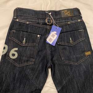 Coola jeans köpta från sellpy, stog att de va storlek 29, men är i mycket mindre storlek + väldigt korta 🥶