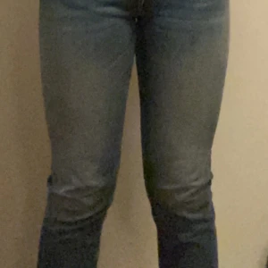 Tiger of Sweden oanvända - Ett par i stort sätt oanvända raka jeans från Tiger of Sweden, dock har familjens kanin kommit åt byxorna och bidragit till ett litet hål (syns ej fram eller bakifrån och går säkert att sy ihop) köpta för 1395kr