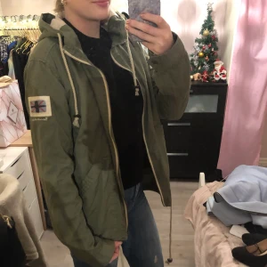 Bondelid Jacka - Tunn grön Bondelid jacka i jätte fint skick. Stl M men passar även storlek S