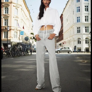 Zara jeans - Säljer dessa trendiga jeans zara, jag är ca 1,80 cm och dom är långa på mig. Kan skickas, köpare står för frakt.     ( Dom går att klippa för önskad längd! )