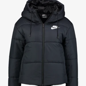 Nike jacka - Säljer pågrund av att den inte kommer till användning. I bra skick. Strl s men passar också xs-m. Nypris 1100kr. (Pris kan diskuteras) (köparen står för frakt)