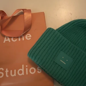 Grön acnemössa  - Säljer denna jättefina acne mössa. Köpte den på acnebutiken i Göteborg för 1100kr. Superfin grön färg och den är i gott skick💕 