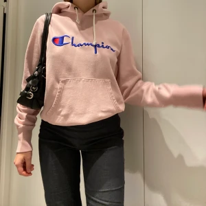Supersnygg champion hoodie - Så fin Hoodie i babyrosa! Jag har storlek s men det står att den är en storlek L💕