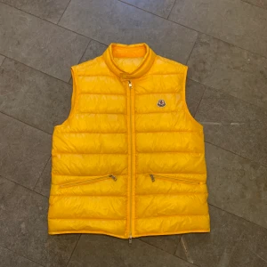 Moncler väst  - Sälltsynt färg, storlek 4. Självklart äkta. Liten lagning på bröstet (syns knappt). Pris kan diskuteras vi snabb affär
